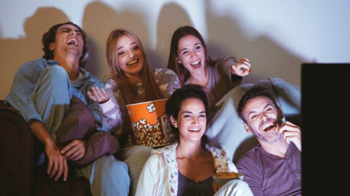 ilustrasi-menonton-film-bersama-sambil-menunggu-momen-pergantian-tahun.jpg