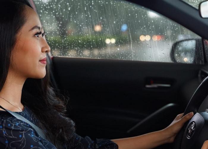 ilustrasi-menyetir-pengemudi-berkendara-di-tengah-hujan-ilustrasi-mobil.jpg