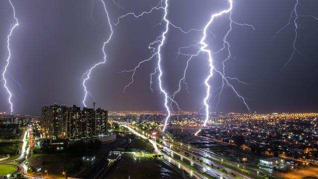 ilustrasi-petir-dan-angin-kencang-di-Jawa-Timur.jpg