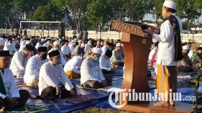 ilustrasi-salat-idul-adha-di-lapangan-wijaya-kusuma-kecamatankabupaten-sampang-madura.jpg