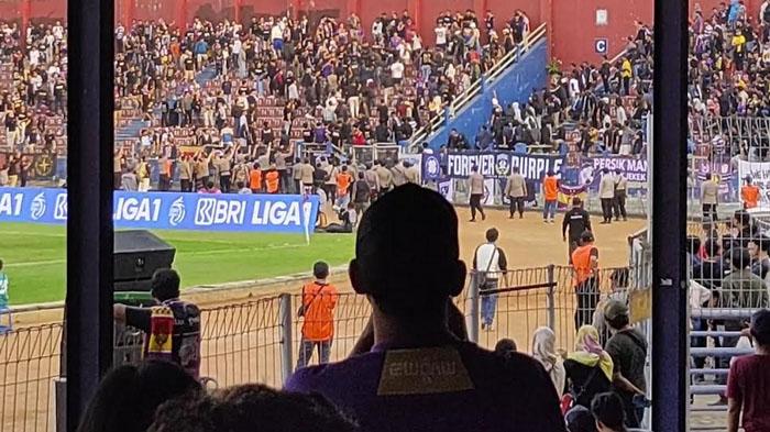insiden-suporter-di-tribun-Stadion-Brawijaya-Kediri-saat-pertandingan-Persik-Kediri-vs-Arema-FC.jpg