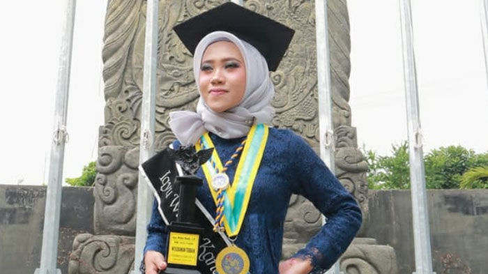 Berbekal Komitmen, Iqyu Widya Kandi Berhasil Menjadi Wisudawan Berprestasi Universitas Airlangga