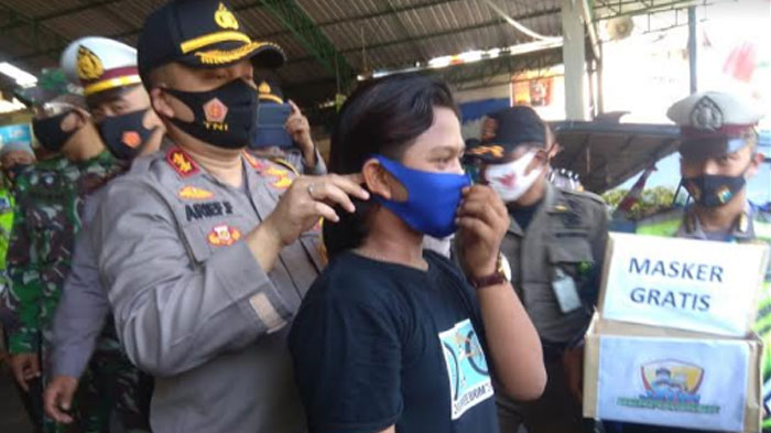 jajaran-polres-gresik-bagi-bagi-masker.jpg