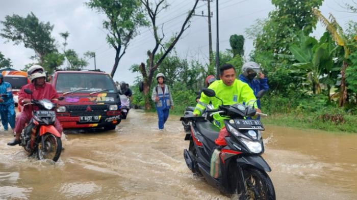 jalan-nasional-sampang-banjir.jpg