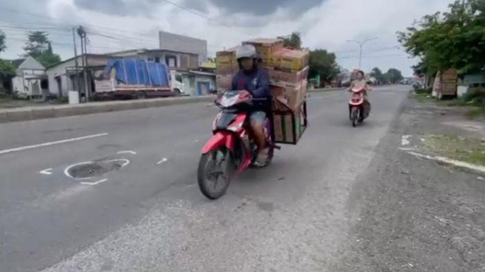 Lubang Jalan Nasional di Jombang Bikin Pengendara Terjatuh, Perbaikan Darurat Dilakukan