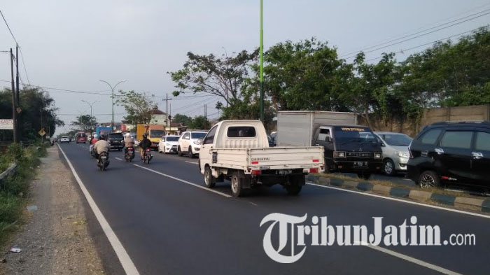 jalur-akses-pandaan-menuju-kota-malang-mengalami-kemacetan_20170708_161448.jpg