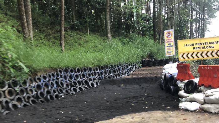 jalur-penyelamatan-yang-ada-di-Jalur-Klemuk-dibangun-atas-swadaya-warga-dan-relawan.jpg