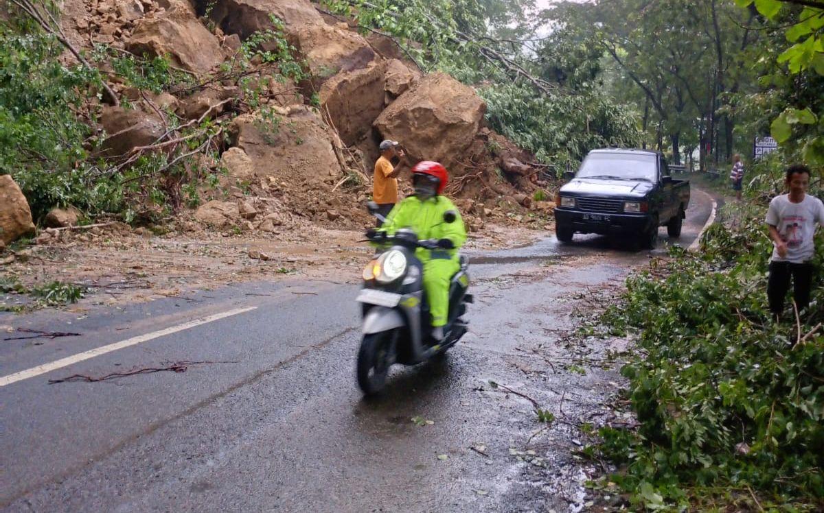 Jalur Ponorogo-Pacitan Sempat Lumpuh Total, Tertutup Longsor, BPBD : Pakai Sistem Buka Tutup