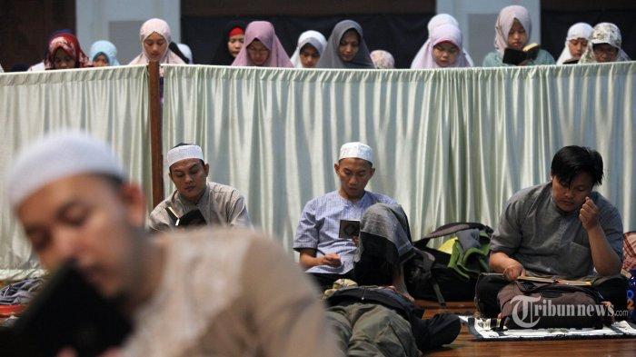 jamaah-tengah-melakukan-itikaf-pada-10-hari-terakhir-Ramadan.jpg