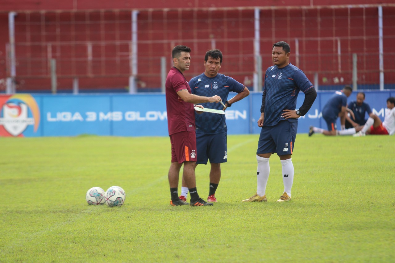 Belum Pernah Latih Klub Liga 1, Javier Roca Diragukan Bisa Sukses, Ini Tanggapan Manajemen Persik