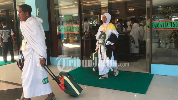 jemaah-calon-haji-embarkasi-surabaya-gelombang-2-pakaian-ihrom.jpg