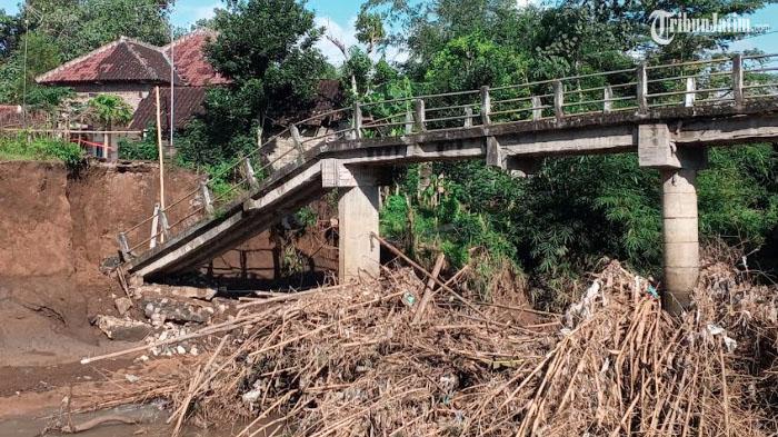 Gara-gara Sampah Bambu, Jembatan Desa Suwaru Tulungagung Ambruk, Fondasi Terkikis Air Deras