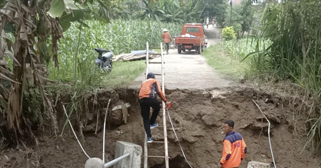 jembatan-penghubung-dua-desa-di-bojonegoro-putus.jpg