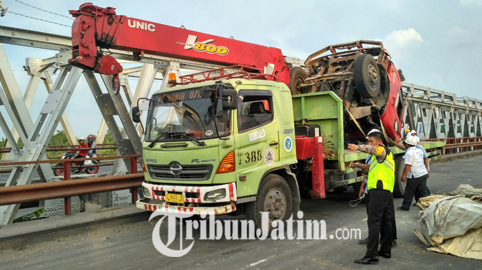 jembatan-widang-ambruk-bangkai-truk_20180418_232737.jpg