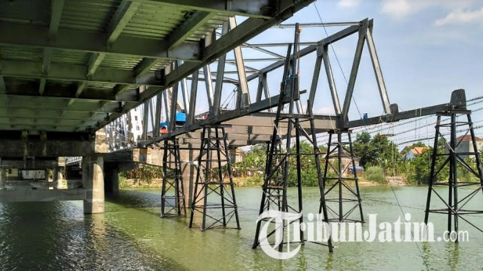 jembatan-widang-ambruk-proses-pembangunan_20180511_160636.jpg