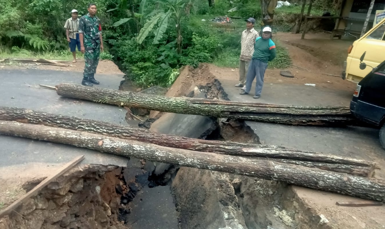 Jembatan di Kecamatan Panggul Ambles, Akses Trenggalek - Ponorogo Terputus, Warga Memutar Jauh