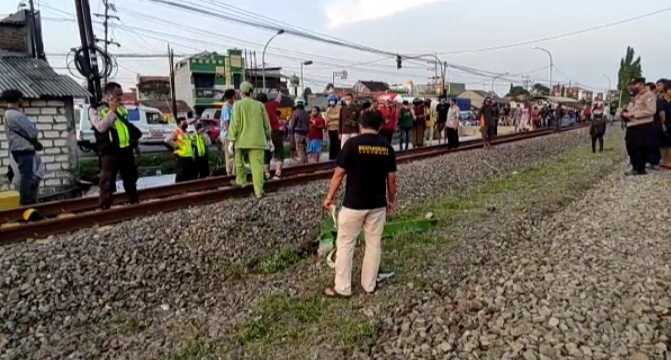 jenazah-korban-parno-sedang-dievakuasi-petugas-di-rel-kereta-api-di-lamongan-kamis-3062022.jpg