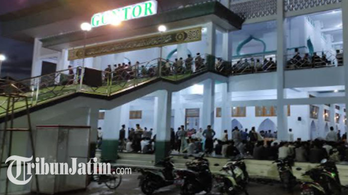 jenazah-pimpinan-pondok-gontor-ponorogo-kh-abdullah-syukri-zarkasyi-disalatkan-di-masjid-jami.jpg