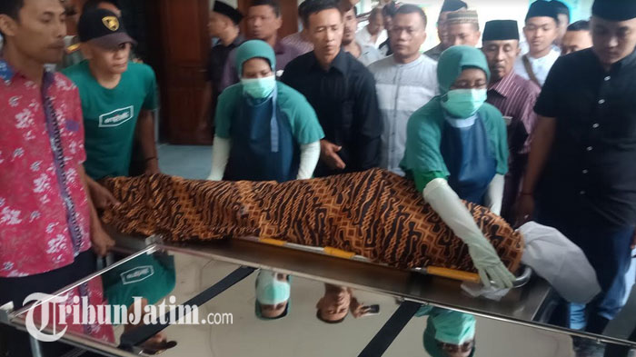 jenazah-rowaini-mertua-sekkab-lamongan-sekaligus-ceo-persela-yuhronur-efendi.jpg