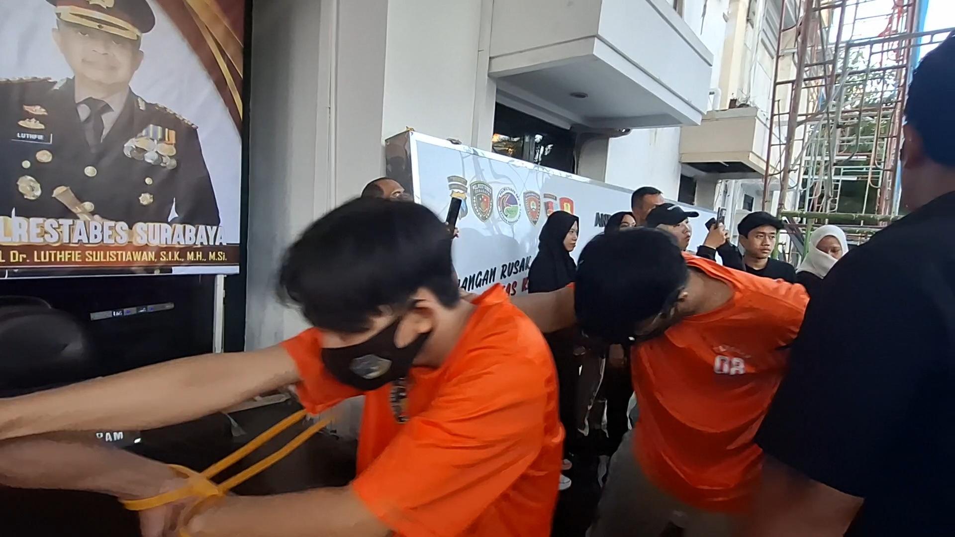 joki-utbk-di-surabaya-berlatar-belakang-mentereng.jpg