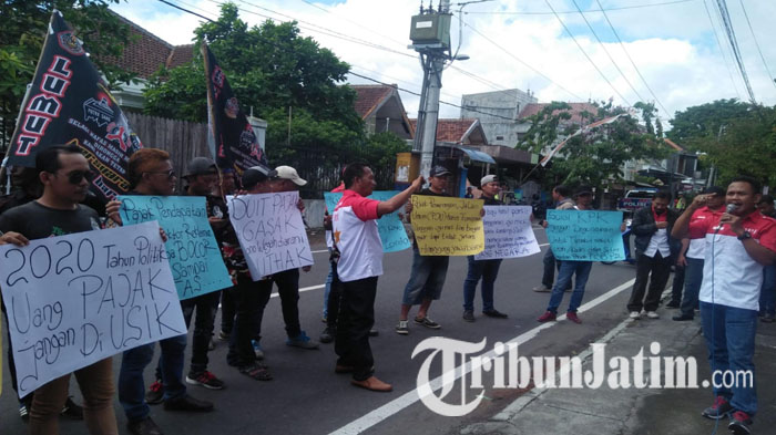 Belasan Pendemo Geruduk Kantor Dispenda Blitar, Pertanyakan Dugaan Kebocoran Pendapatan Pajak