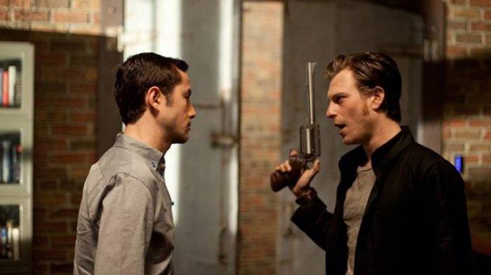 joseph-gordon-levitt-dan-noah-segan-di-film-looper-2012.jpg