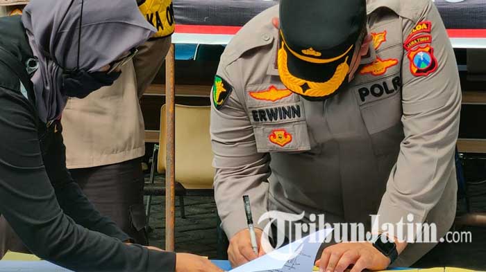 kabid-dokkes-polda-jatim-kombes-pol-erwin-zainul-hakim-menandatangani-surat-mengakhiri-tugas.jpg