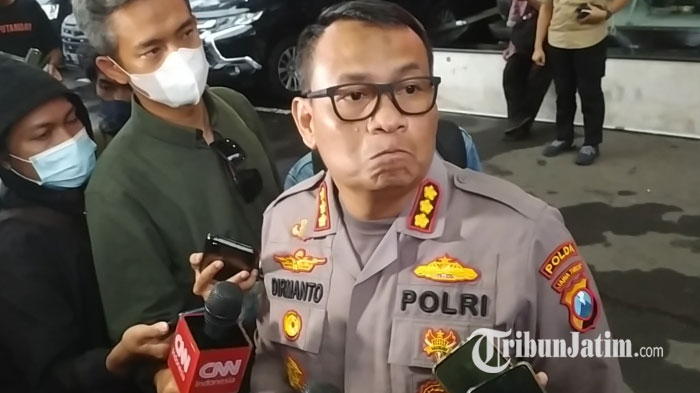 kabid-humas-polda-jatim-kombes-pol-dirmanto-saat-pemeriksaan-lanjutan-6-tersangka-tragedi-kanjuruhan.jpg