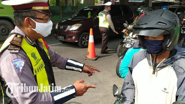 kanit-lantas-polsek-karang-pilang-akp-suradi-saat-memeriksa-psbb-surabaya.jpg