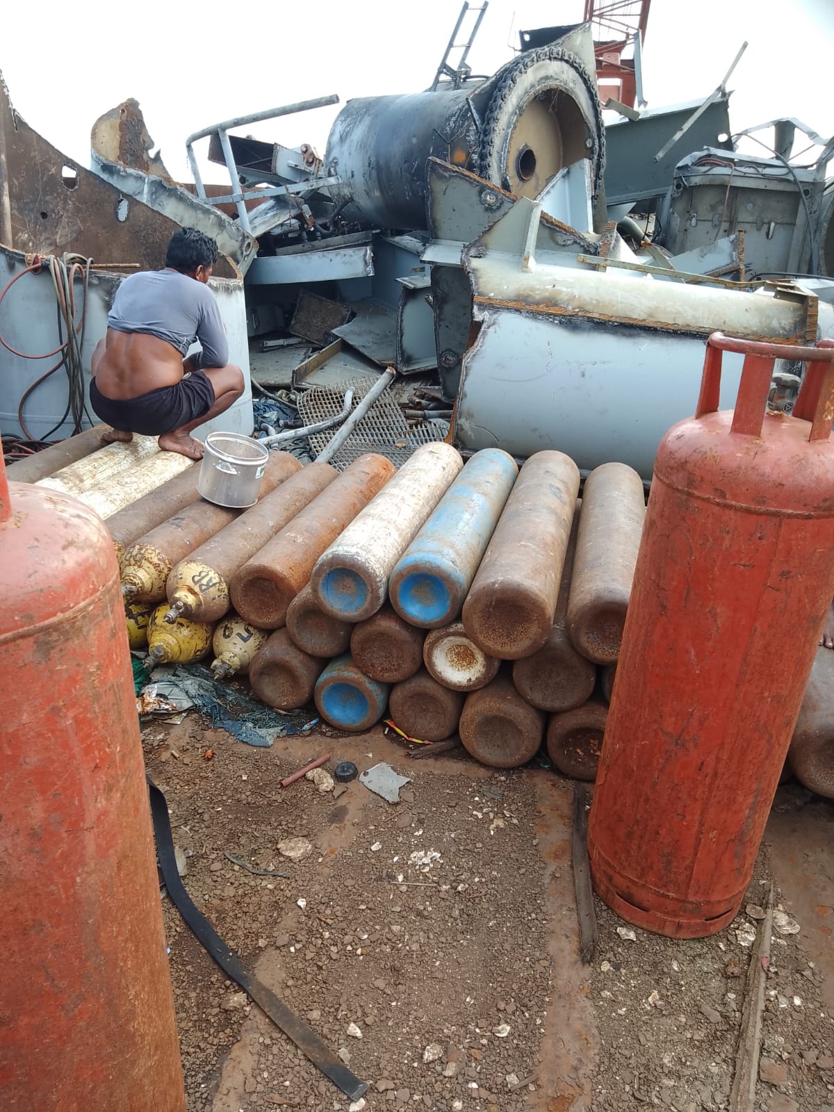 Nelayan Pulau Sapudi Sumenep Temukan Tongkang Tanpa Tuan di Tengah Laut