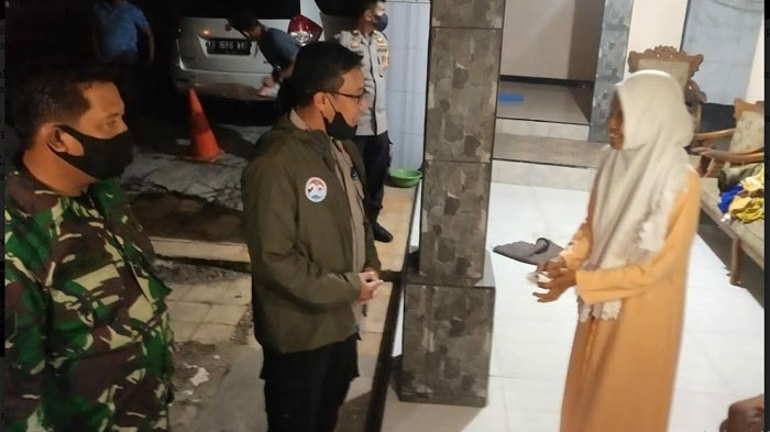 kapolres-bangkalan-akbp-alith-alarino-menyerahkan-bantuan-kerugian-material-sabtu-1642022.jpg