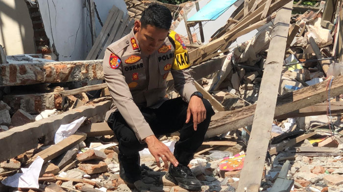 kapolres-batu-akbp-oskar-syamsuddin-saat-menunjuk-titik-pusat-ledakan-di-kasembon.jpg