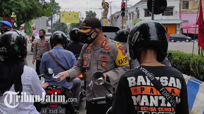 kapolres-ponorogo-bagi-bagi-masker-di-hpn-2021.jpg