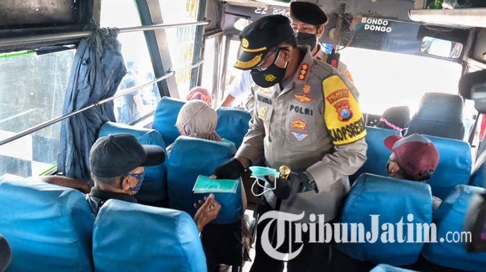 kapolresta-sidoarjo-kombes-pol-sumardji-bagi-bagi-masker-di-terminal-purabaya-surabaya.jpg