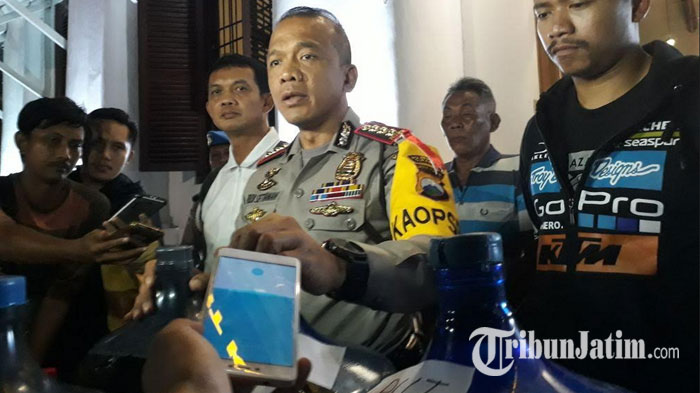 kapolrestabes-surabaya-kombes-pol-rudi-setiawan-miras-oplosan_20180423_082525.jpg