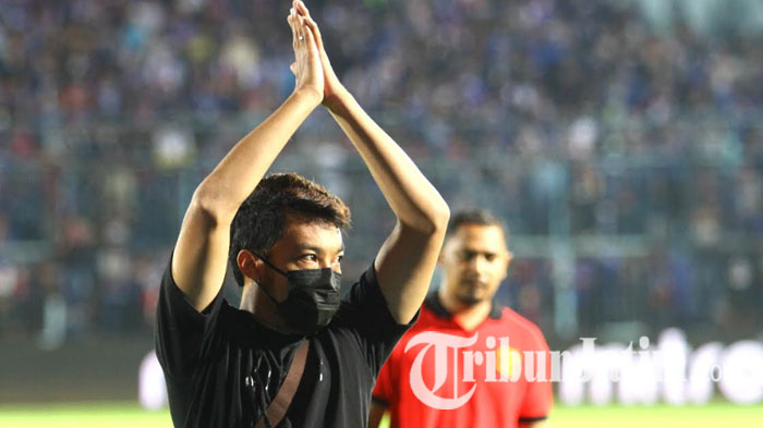 kapten-arema-fc-hamka-hamzah-usai-peluit-akhir-laga-melawan-persela-lamongan.jpg