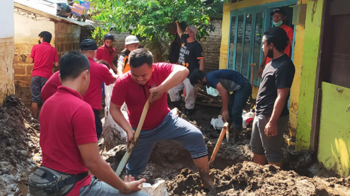 Tim Tagana Karang Taruna Probolinggo Bersihkan Lumpur Setinggi 1,5 Meter di Lokasi Banjir Dringu