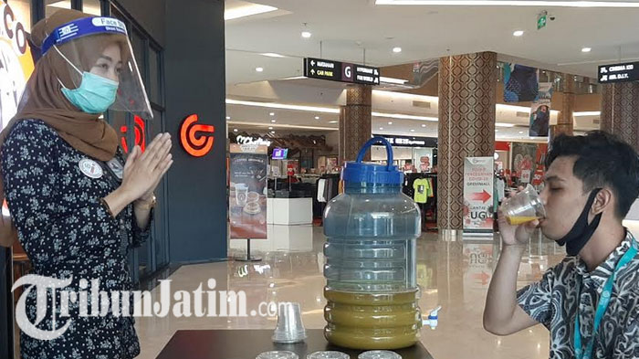karyawan-gressmall-saat-membagikan-jamu.jpg