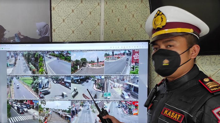 Antisipasi Macet di 14 Titik, Satlantas Polres Blitar Kota Pantau Lewat CCTV dari Pos Pelayanan