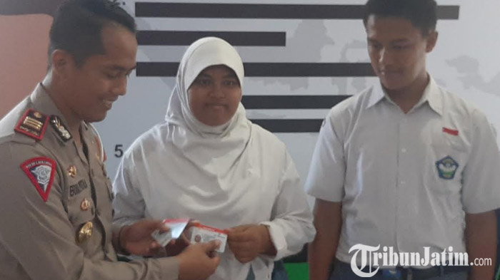 Hari Sumpah Pemuda, Satlantas Polres Gresik Bagikan SIM Gratis Bagi Penyandang Disabilitas