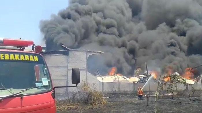 Gudang Daur Ulang Plastik di Gresik Terbakar Hebat, Enam Armada Pemadam Diterjunkan