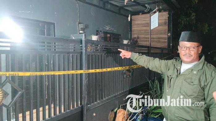 kebakaran-di-nganjuk-warga-menunjukkan-lokasi-rumah-yang-terbakar-di-nganjuk-tempat-pasutri-tewas.jpg