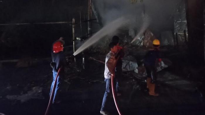 Api Berkobar Ganas, Bengkel Motor di Sampang Terbakar, Warga Panik Takut Merembet ke Bangunan Lain