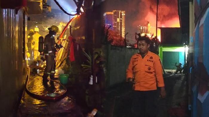 kebakaran-di-surabaya-kebakaran-rumah-di-Jalan-Peneleh-Gang-1.jpg