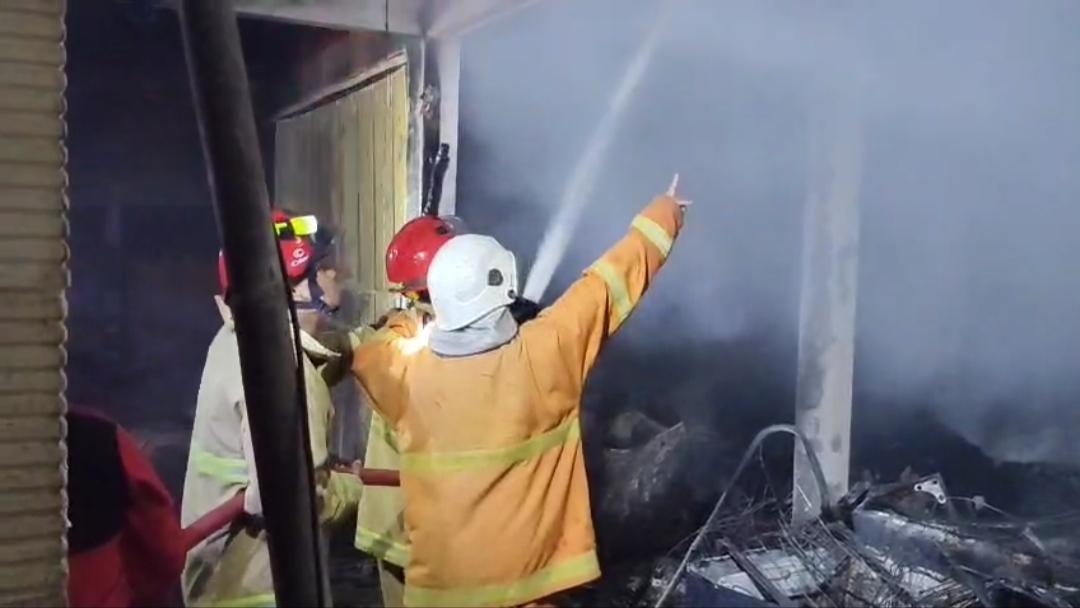 Kebakaran Ruko di Trenggalek, Uang hingga Gudang Cengkeh Ludes Dilalap Api