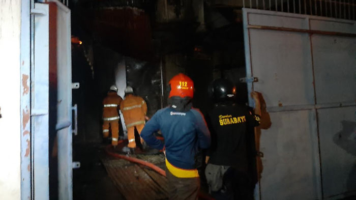 kebakaran-toko-bangunan-di-jalan-raya-ngasinan-kepatihan-menganti-gresik.jpg
