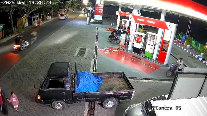 Detik-detik Tabrakan Dua Motor di SPBU Trojalu Bojonegoro Terekam CCTV