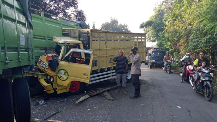 Menyetir dalam Kondisi Mengantuk, Sopir Ini Tabrak Truk Gandeng di Jalan Raya Kediri - Blitar