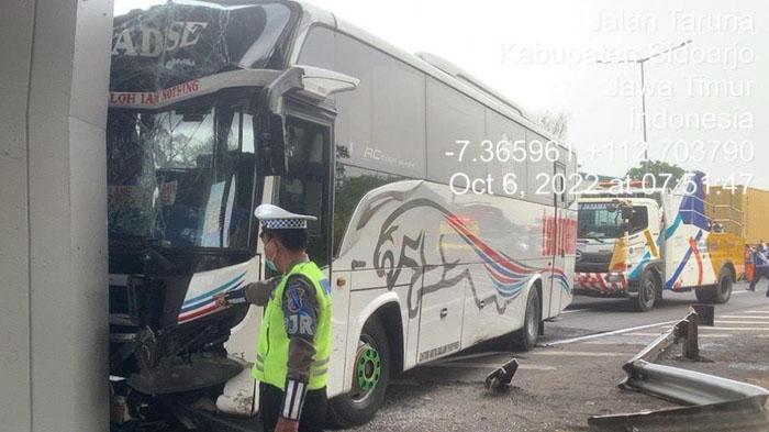 kecelakaan-di-jatim-Bus-Tentrem-menghantam-tiang-jembatan-overpass-di-Tol-Waru-Sidoarjo.jpg