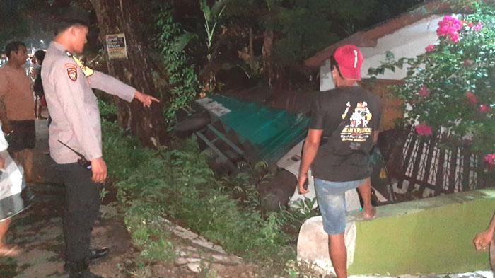 kecelakaan-di-kediri-Truk-bermuatan-pakan-ternak-ayam-terperosok-ke-saluran-irigasi.jpg